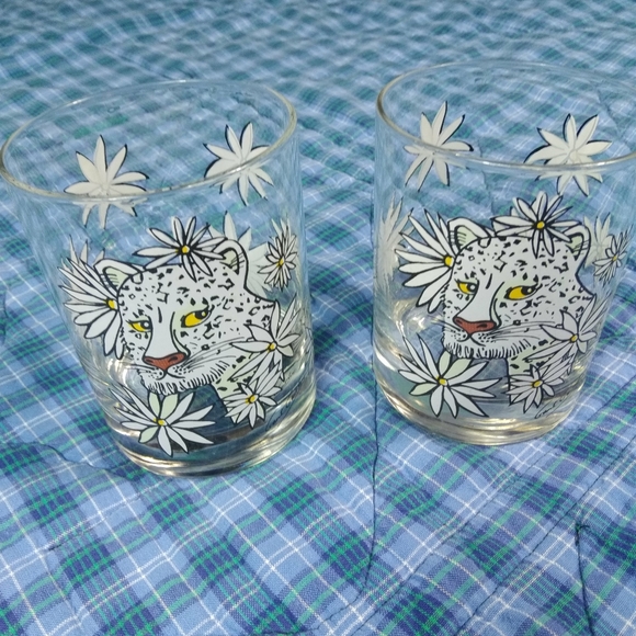 2 GLASSES WHITE TIGER BEAUTIFUL